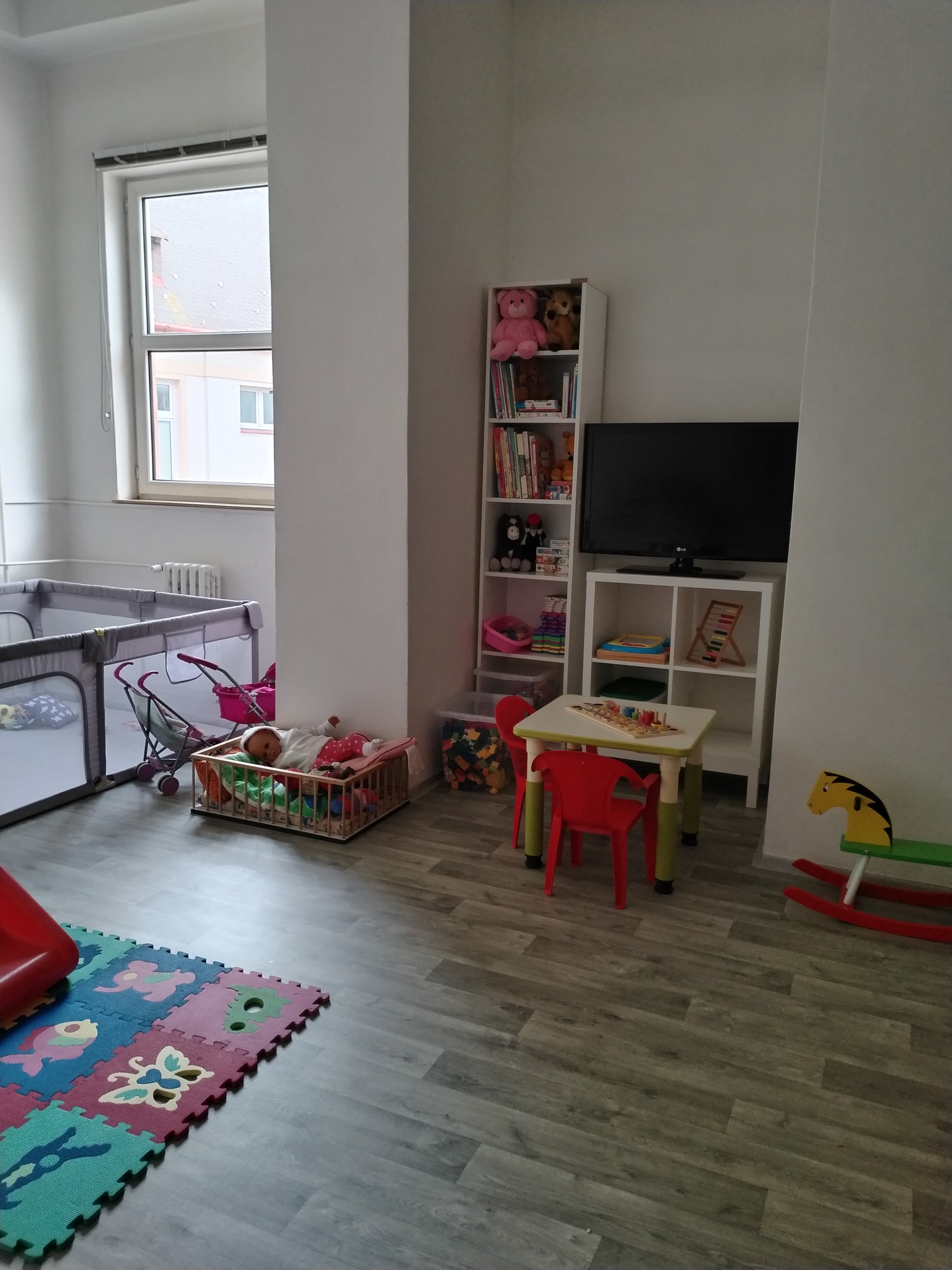 Knihovnička a dětský stůl
